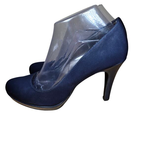 Womens Bandolino 3" Heels Comfortable Classy Womens Size 8
Excellent condition - Picture 2 of 8